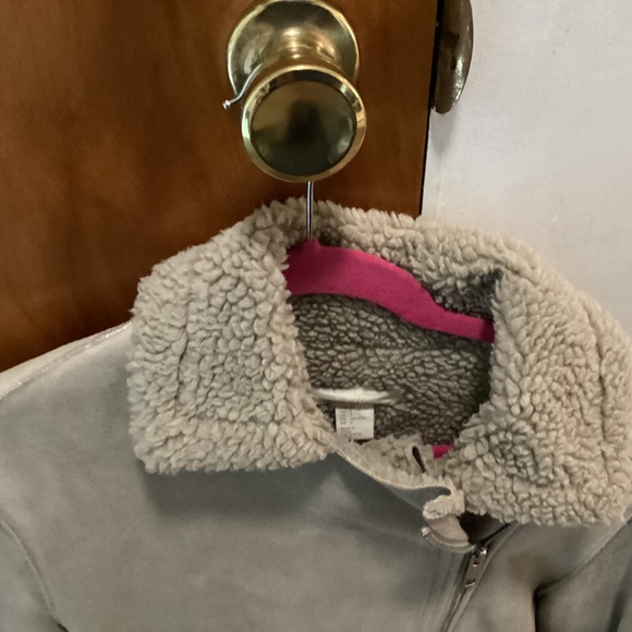 H&M a cutest suede jacket ever. Lined size 2 tan color zippered - Picture 11 of 11